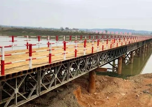 四川钢便桥是指用钢材临时架设的简便的桥